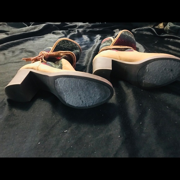 Women’s size 7.5 boot with heel. - Picture 4 of 5